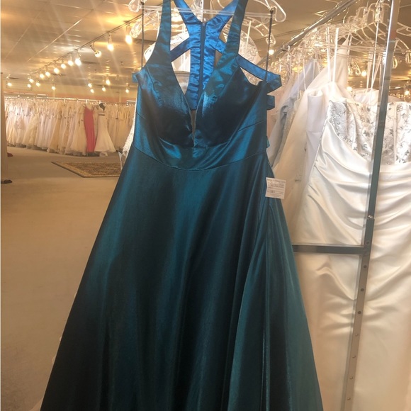 size 16 , open back and pockets on the side . Tight on top loose on bottom - Picture 5 of 5